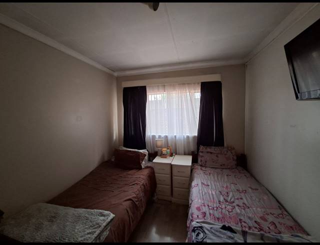 3 BEDROOM FREESTANDING FOR SALE IN KLOPPERPARK